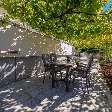 In 27707 Apartment Dramalj