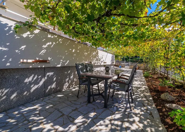 In 27707 Apartment Dramalj